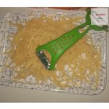 Duplapengés zöldséghámozó- és julennevágó